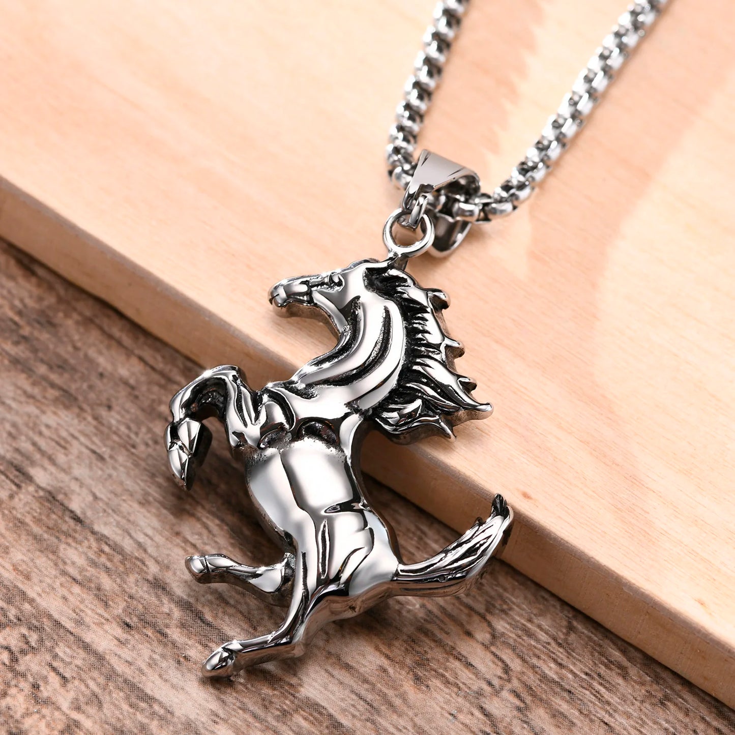 COLAR COM PINGENTE DE CAVALO EM AÇO INOXIDÁVEL