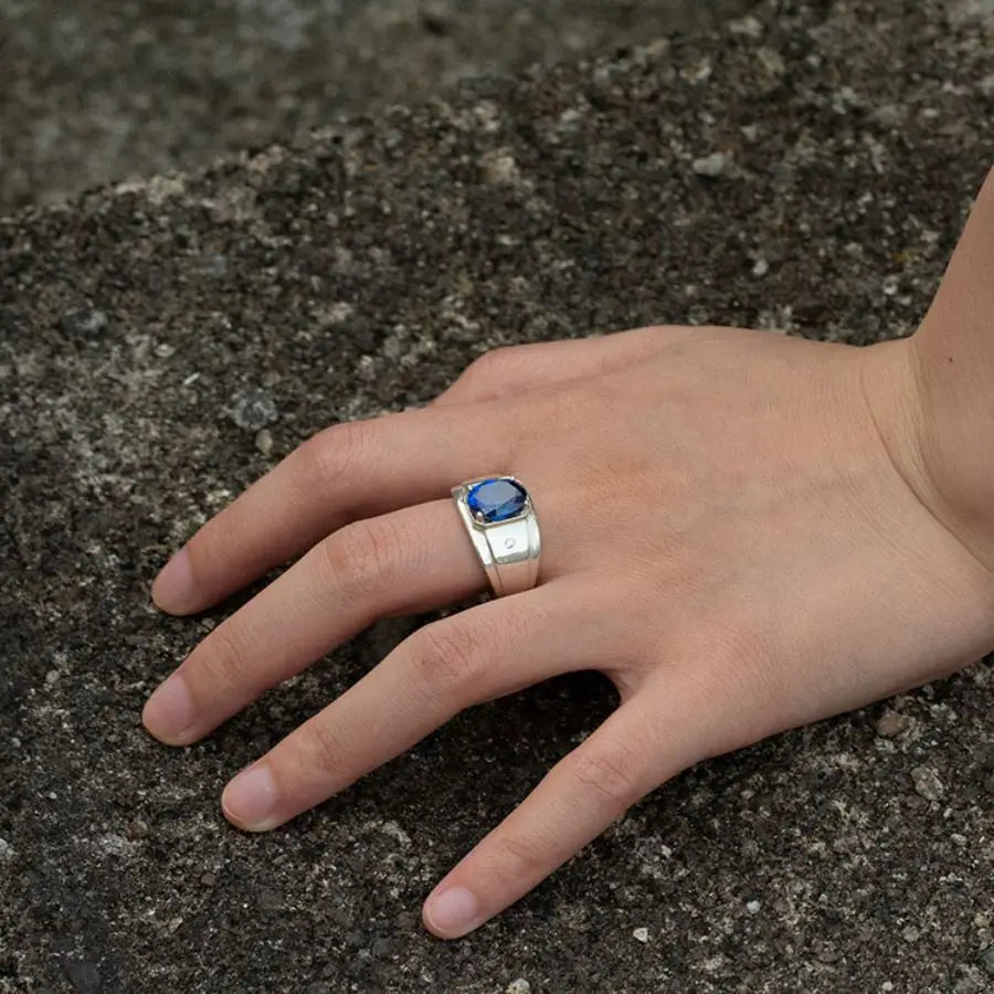ANEL MASCULINO EM PRATA ESTERLINA COM PEDRA AZUL NATURAL ZIRCÔNIA
