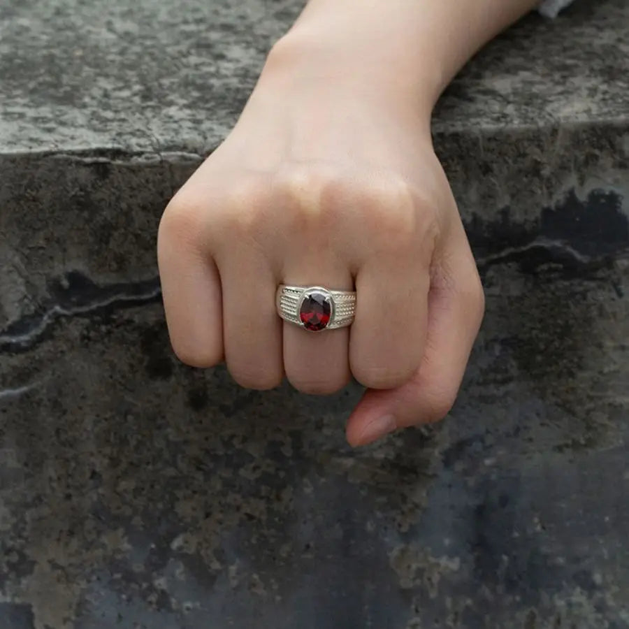 ANEL MASCULINO COM PEDRA VERMELHA ZIRCÔNIA EM PRATA