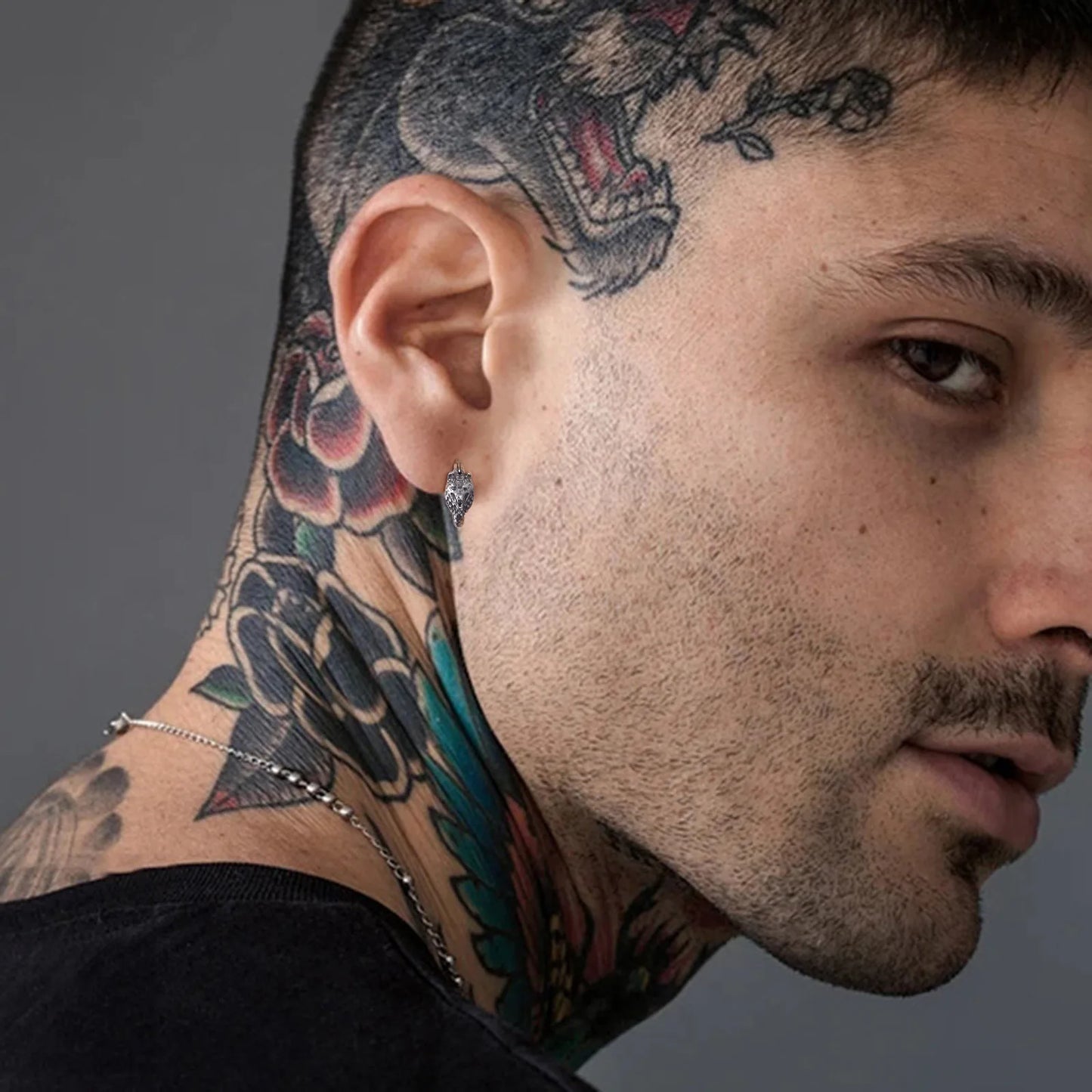 BRINCO MASCULINO LOBO EM AÇO INOXIDÁVEL