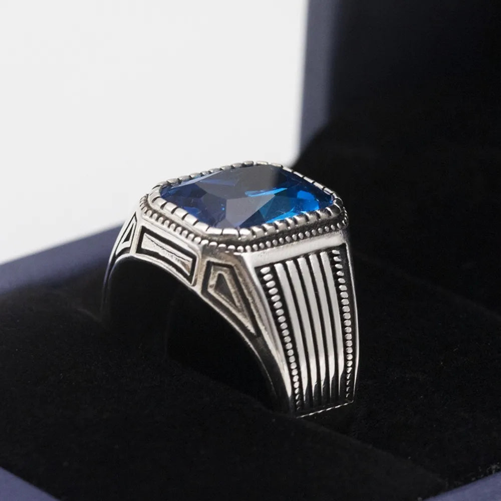 ANEL MASCULINO COM PEDRA AZUL ZIRCÔNIA EM PRATA ESTERLINA