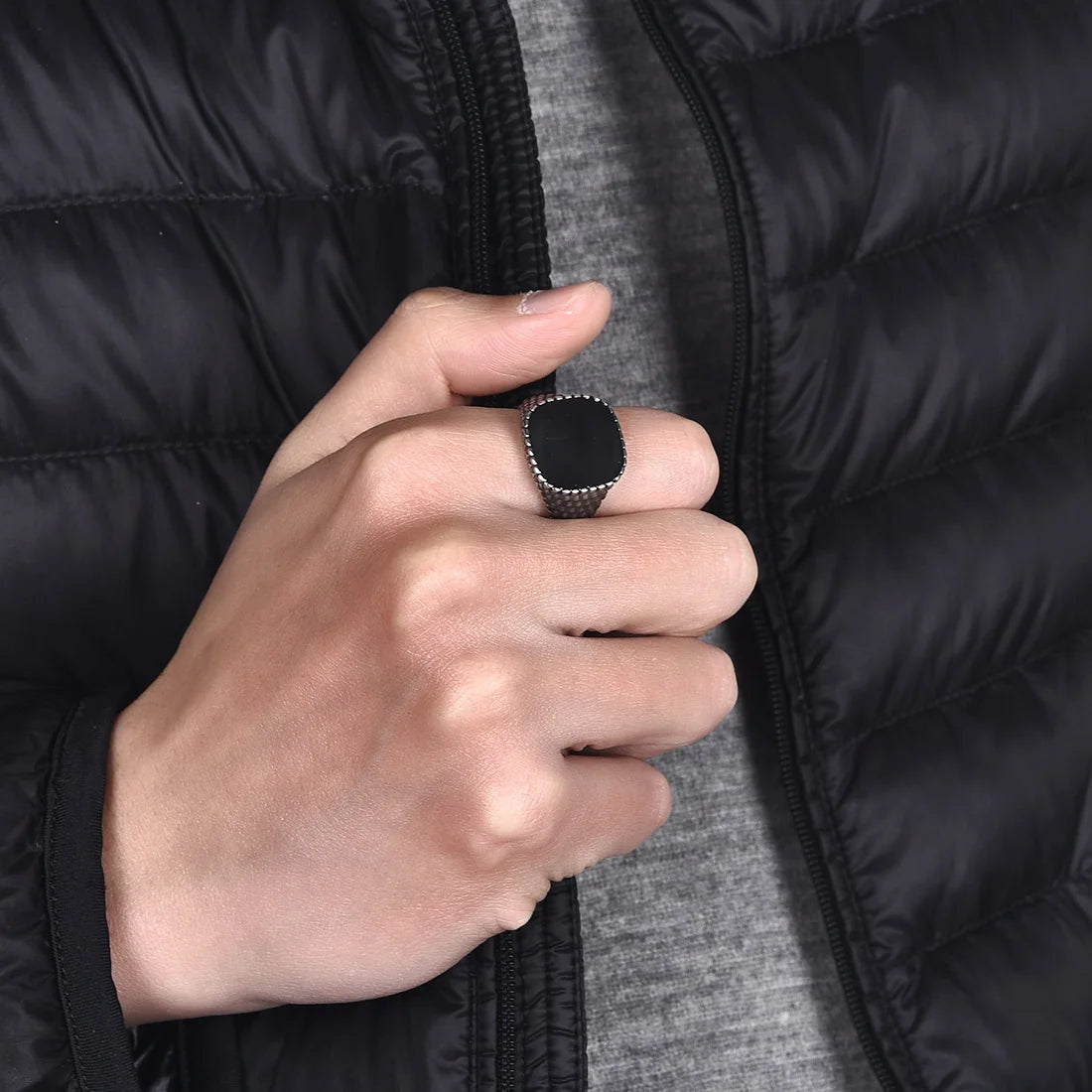 ANEL MARKAL EM AÇO INOXIDÁVEL TITÂNIO COM PEDRA PRETA