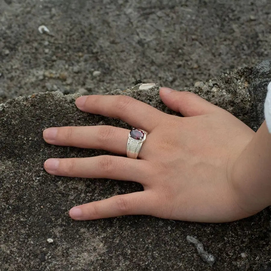 ANEL MASCULINO COM PEDRA VERMELHA ZIRCÔNIA EM PRATA