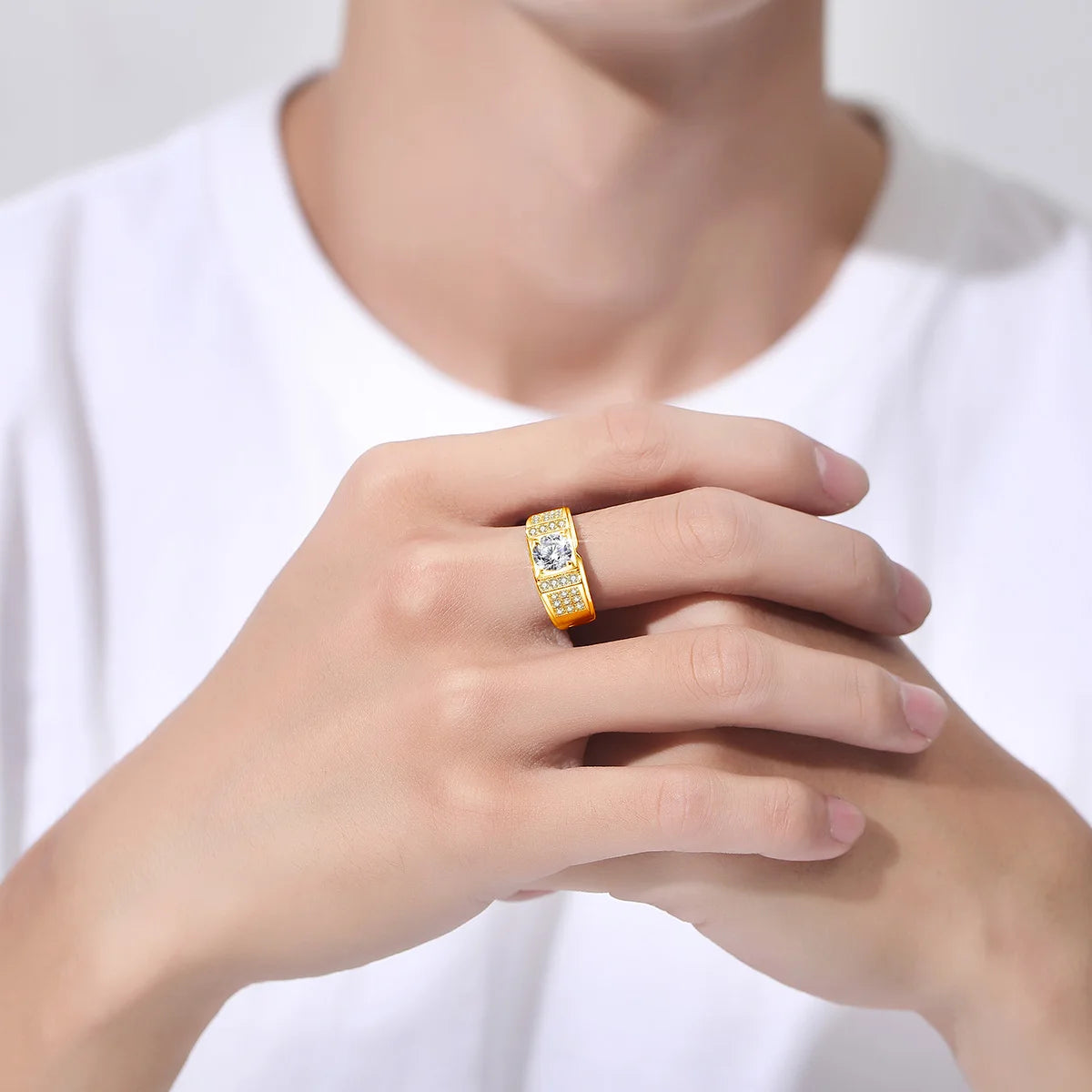 ANEL MASCULINO ZAYON EM PRATA ESTERLINA 925 COM BANHO DE OURO E PEDRA MOISSANITE