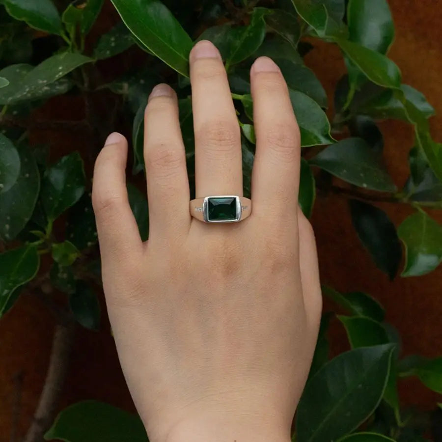 ANEL MASCULINO COM PEDRA NATURAL ZIRCÃO VERDE EM PRATA ESTERLINA