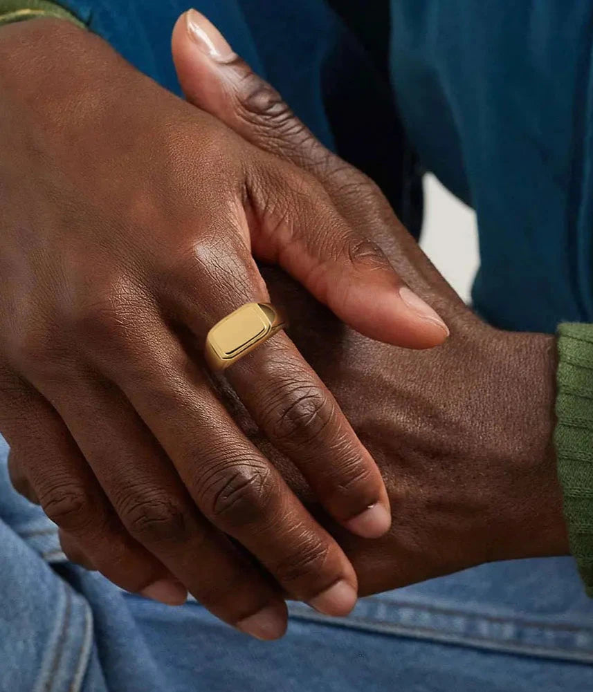 ANEL MASCULINO HILMON EM PRATA ESTERLINA COM BANHO DE OURO 18K