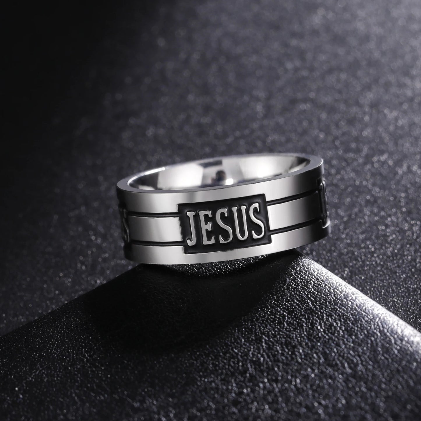 ANEL EM AÇO INOXIDÁVEL TITÂNIO COM NOME JESUS