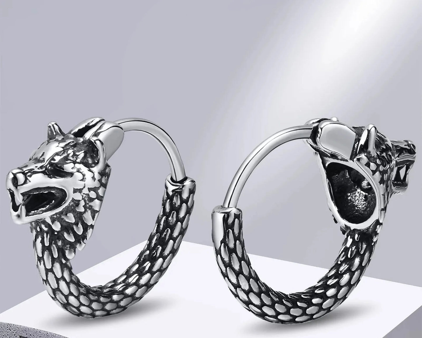 BRINCO MASCULINO LOBO EM AÇO INOXIDÁVEL