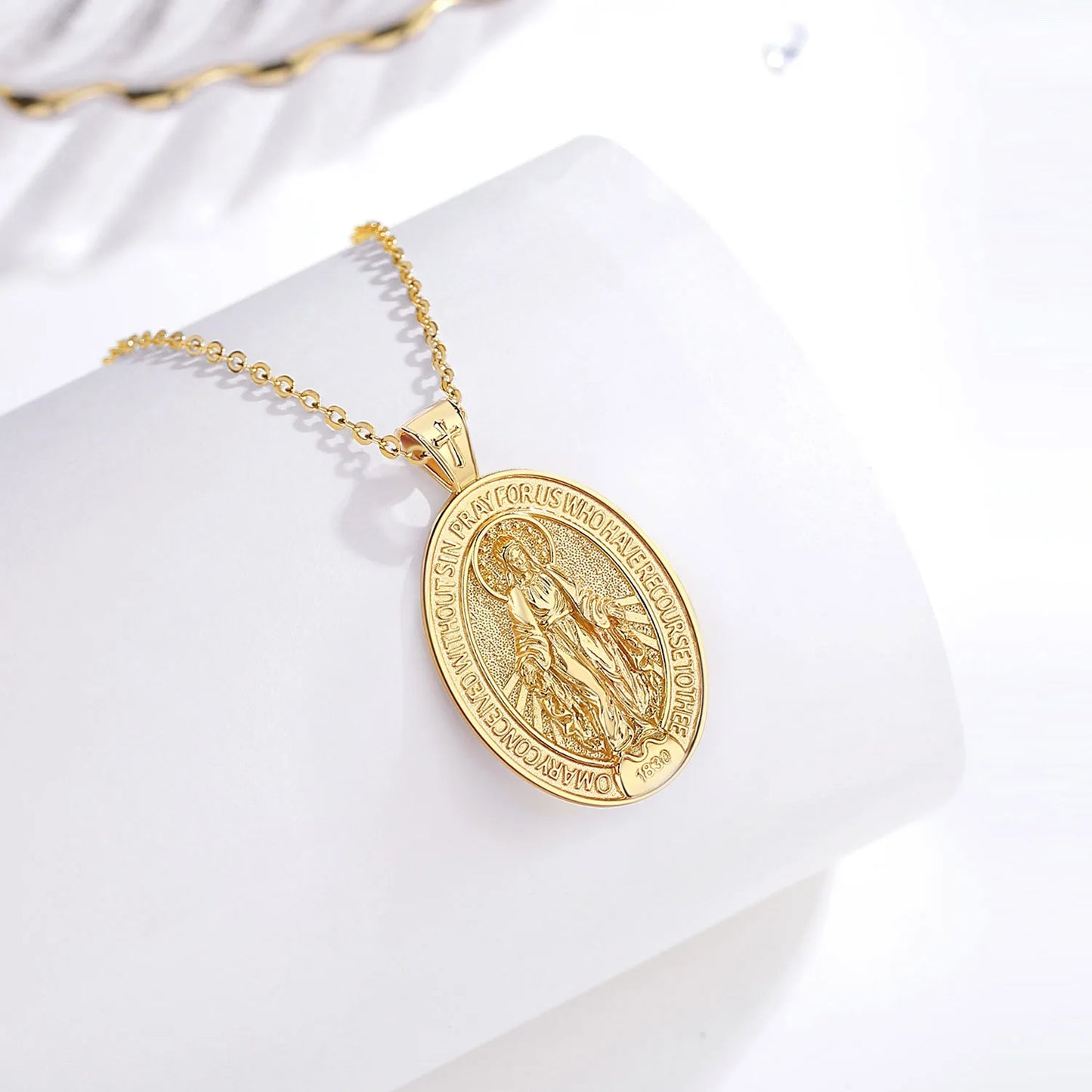 COLAR VIRGEM MARIA EM PRATA ESTLINA 925 COM BANHO DE OURO 18K