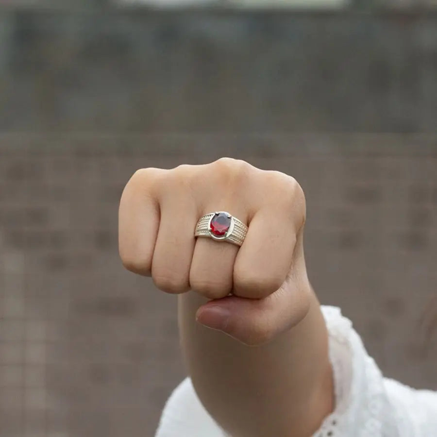 ANEL MASCULINO COM PEDRA VERMELHA ZIRCÔNIA EM PRATA