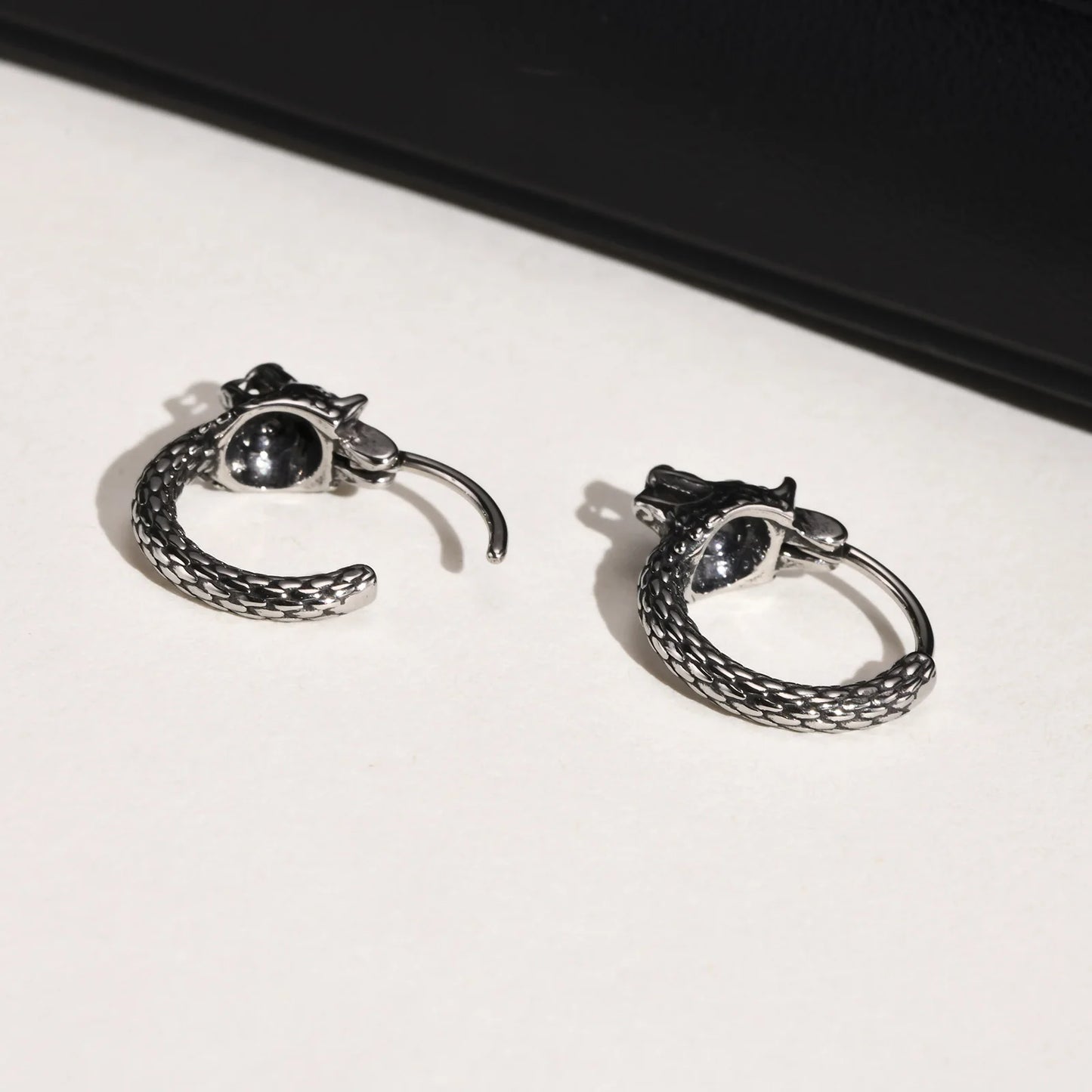 BRINCO MASCULINO LOBO EM AÇO INOXIDÁVEL