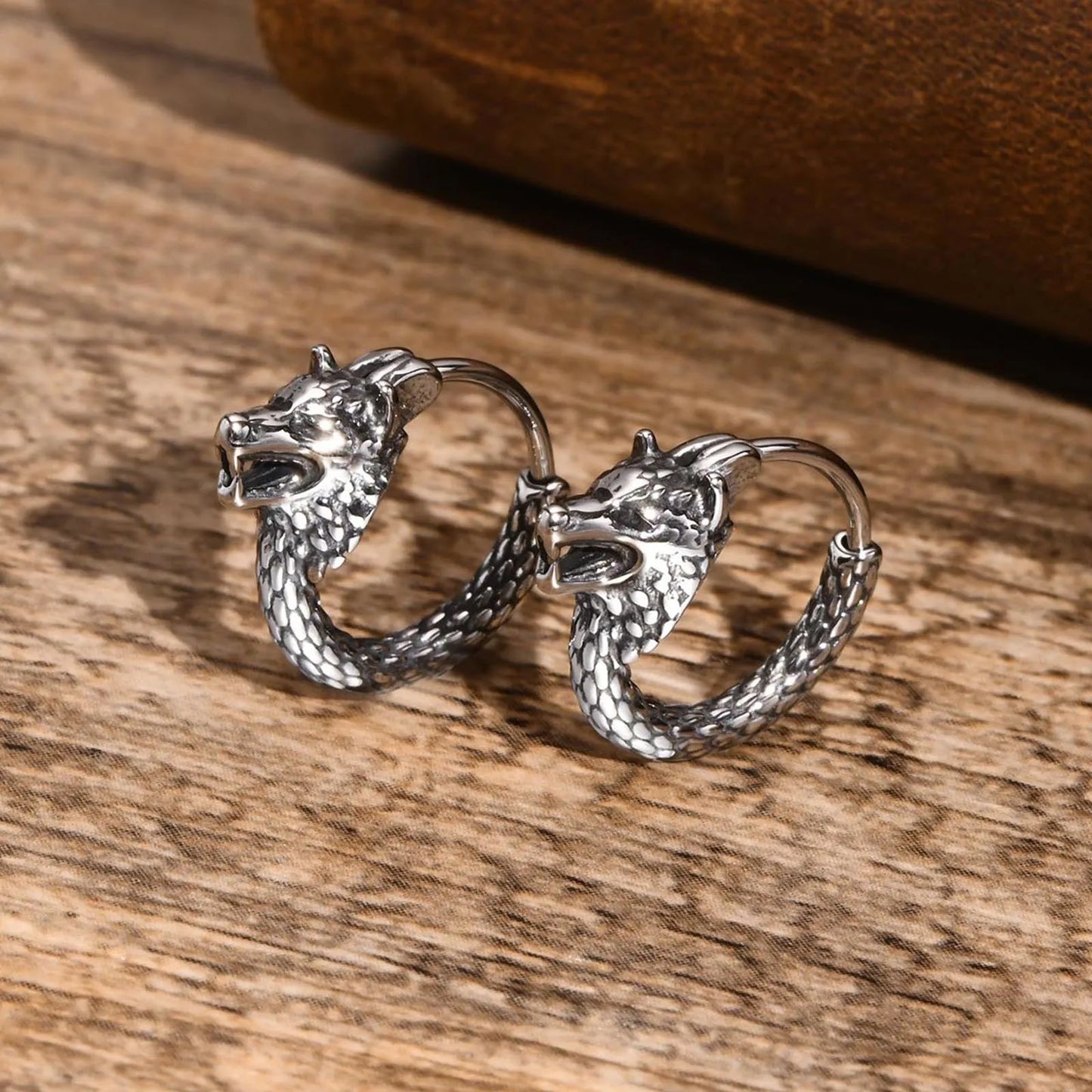 BRINCO MASCULINO LOBO EM AÇO INOXIDÁVEL
